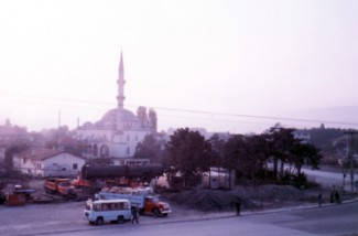 Dücze központja, háttérben a mecset