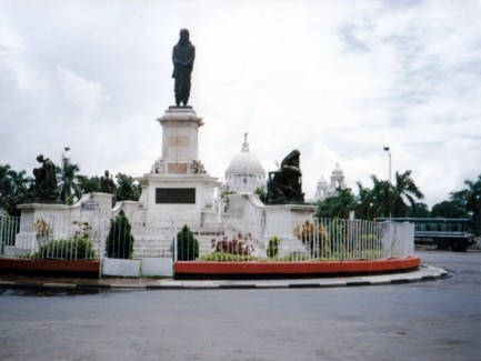 Aurobindo szobra, háttérben a Victoria Memorial - Kolkata