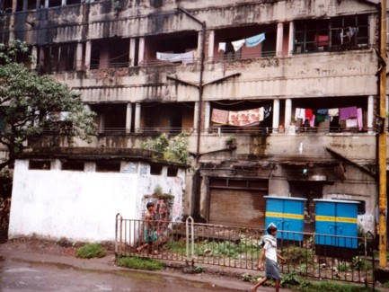 Száradó ruhák, siető gyerekek - Kolkata