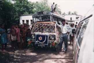 Feldíszített mikrobusz - Mayapur