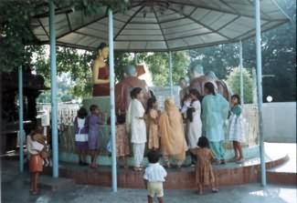 Buddha tanítványaival - Szarnath