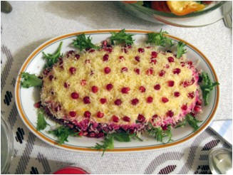 Rakott saláta gránátalma magvakkal díszítve