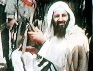 Oszama bin Laden fegyverével