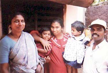 Radzsu családjával és anyósával